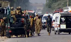 Pakistan'da karargah yakınlarında bombalı saldırı: 10 ölü