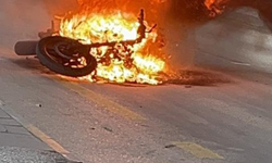 Seyir halindeki motosiklet alev alev yandı