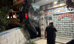 Fren yerine gaza basan sürücü lokantaya daldı