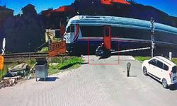 Zonguldak'ta korkunç anlar! Yolcu treni ile motosiklet böyle çarpıştı