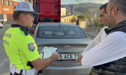 Önüne çıkan kediye çarpmamak için yavaşlayan otomobile motosiklet çarptı