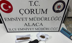 Polis ekiplerini görünce uyuşturucuyu aracın camından dışarı attılar
