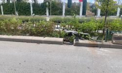 Eskişehir’de Taşköprü Caddesi’nde kaza: Araç parçaları refüjde çirkin görüntü oluşturdu