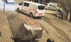 Minibüs sürücüsünün ezdiği kediye aldırış etmeden yoluna devam ettiği anlar kamerada