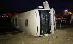 Midibüs devrildi: 13'ü öğrenci 14 kişi yaralandı