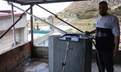 Kurduğu sistemle depoladığı yağmur suyunu evde kullanan vatandaş sosyal medyada ilgi odağı oldu