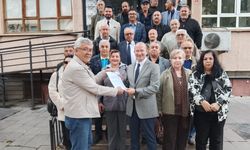 Reşat Küçükerkan mazbatasını Kani Ülkümen’in elinden aldı