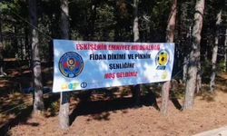 Öğrenciler, polis ekipleriyle birlikte fidan dikti