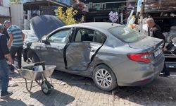 Kontrolden çıkan otomobil yayalara çarptı: 3 yaralı