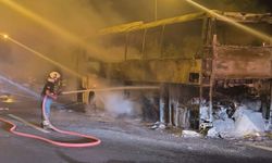 Yolcu otobüsü yanarak demir yığınına döndü