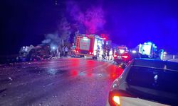 İki otomobil kafa kafaya çarpıştı: 1 ölü, 4 yaralı