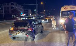 Kırmızı ışıkta duran otomobile kamyon çarptı: 2 yaralı