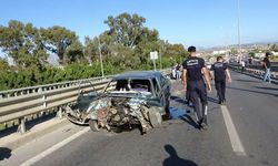 Feci kaza: Bariyerlere çarpan araç hurdaya döndü!