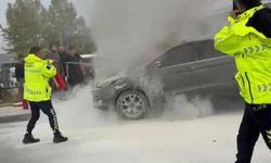 Seyir halinde alev alan otomobile polisler müdahale etti