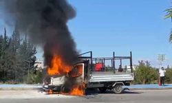 Adana'da kamyonet alev alev yandı