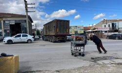 Güçlükle yürüyor, umudu taşıyor: Eskişehir'de 4 çocuğa simitli gelecek...
