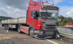 Bariyerlere çarpan tırın dorsesindeki demir profiller yola saçıldı: 1 yaralı