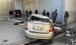 Otomobil üst geçitten yola düştü: 2 yaralı