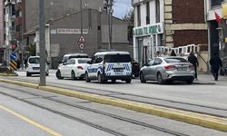 Eskişehir'de polis aracına çarpan motosikletli kaçtı!
