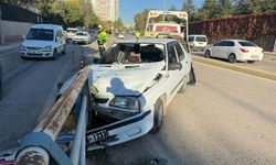 Otomobil bariyerlere saplandı: 1 yaralı