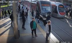 Güvenlik görevlisi genç kızı tramvayın altında kalmaktan son anda kurtardı
