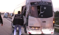 Kamyon emniyet şeridinde bekleyen işçi servisine çarptı: 1 ölü