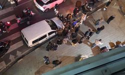Yol verme tartışması: Kadın motorcuyu kaputunda sürükledi