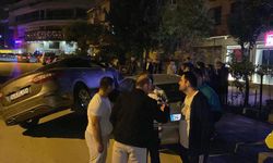 Park halindeki 2 araca çarpıp asılı kaldı: Sürücü olay yerinden kaçtı