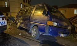 Bir sürücü sokakta bulunan 8 araca çarptı