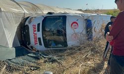 Yaralıları taşıyan ambulans ile otomobil çarpıştı: 8 yaralı
