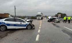 Polis aracı otomobille çarpıştı: 3 yaralı