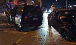 Bursa'da hafif ticari araç ile otomobil çarpıştı: 3 yaralı