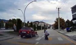 Bir otomobil yaya geçidinde 4 yaşındaki çocuğa böyle çarptı
