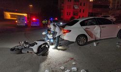 Polisten kaçan motosiklet otomobile çarptı: 2 yaralı