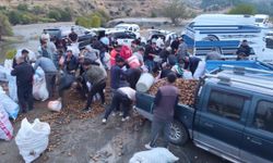 Kamyonet arızalandı, sürücü kasadaki patatesleri vatandaşlara ücretsiz dağıttı