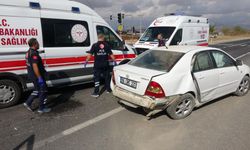 Yaralı taşıyan otomobille kamyonet çarpıştı: 3 yaralı