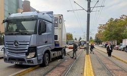 Kontrolden çıkan tır tramvay yoluna girdi, seferler aksadı