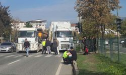 Faciadan dönüldü: Tırın çarptığı otomobil metrelerce sürüklendi