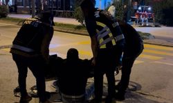 Polis noktasından geçerken alkolün etkisiyle yere düştü, yakayı ele verdi