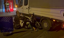 Elektrikli bisikletle kamyonetin altına girdi: 1 yaralı