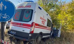 Hastaneye giden doktorun aracı ile hasta taşıyan ambulans çarpıştı: 1'i doktor 7 yaralı