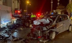 Üç araca vurup yoluna devam etti, karşı şeritte otomobille kafa kafaya çarpıştı: 1 yaralı