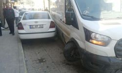 Kontrolden çıkan ticari araç park halindeki 4 araca çarptı: 1 yaralı