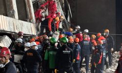 Enkaz başında 12. saat: Anne ve baba aranıyor