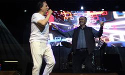 Çelik, Amasya’da muhtarla sahnede oynadı