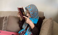 Bir gözü görmeyen 70 yaşındaki Sema teyze kitap okumaktan ve örgü örmekten vazgeçmiyor