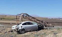 Kontrolden çıkan otomobil elektrik direğini devirdi: 1 yaralı