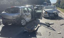Kontrolden çıkan otomobil karşı şeride uçarak iki otomobile çarptı: 4 yaralı