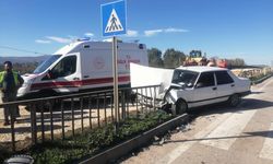 Kaza yapan otomobil bariyere girdi