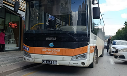 Eskişehir'de o caddede yine kaza: Belediye otobüsü ile otomobil çarpıştı!